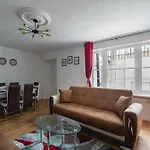 Spacious Apt With Garden In Central London