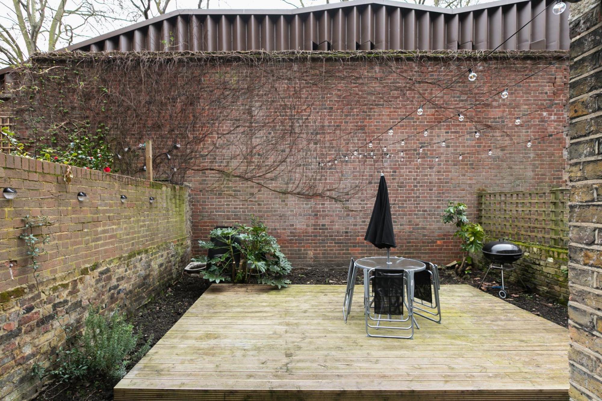 Spacious With Garden In
