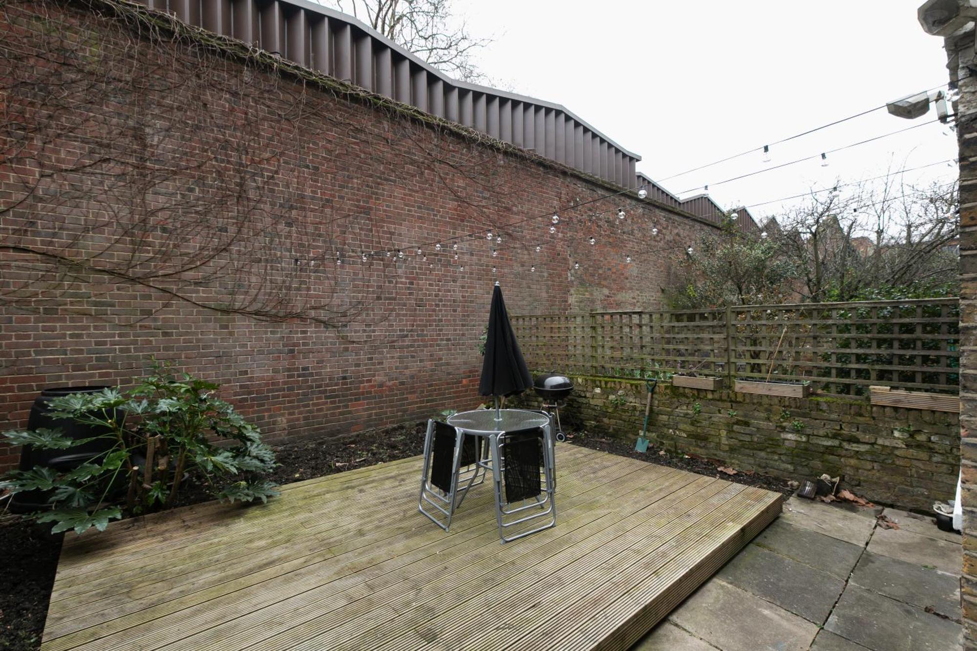 Spacious With Garden In *