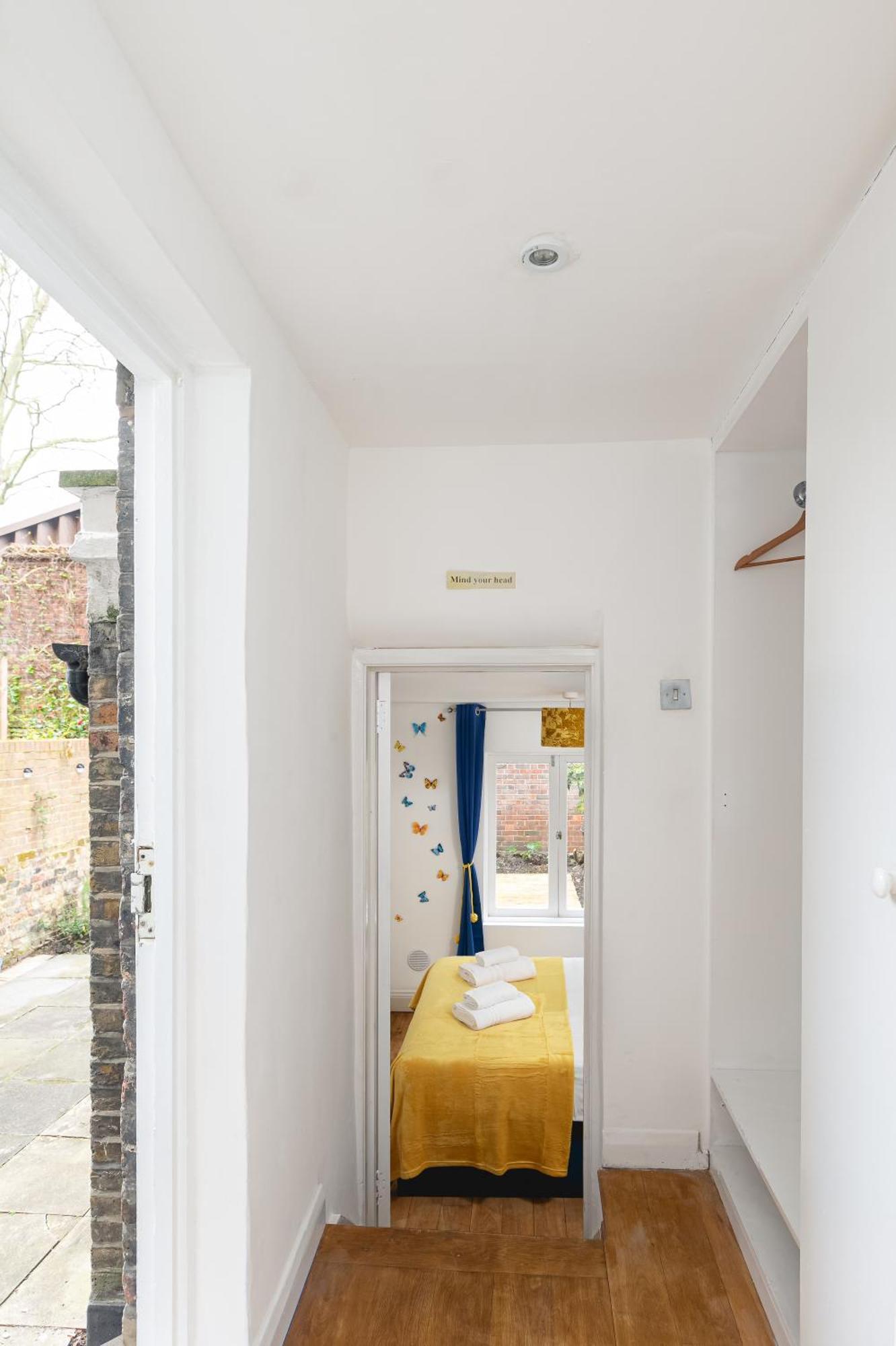 Spacious With Garden In