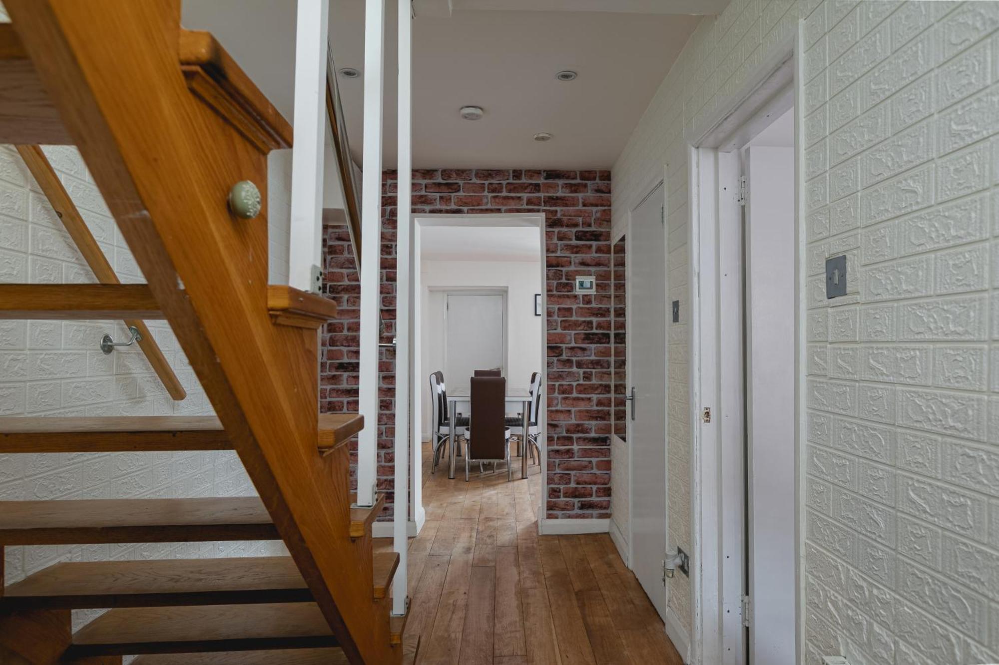 Spacious With Garden In