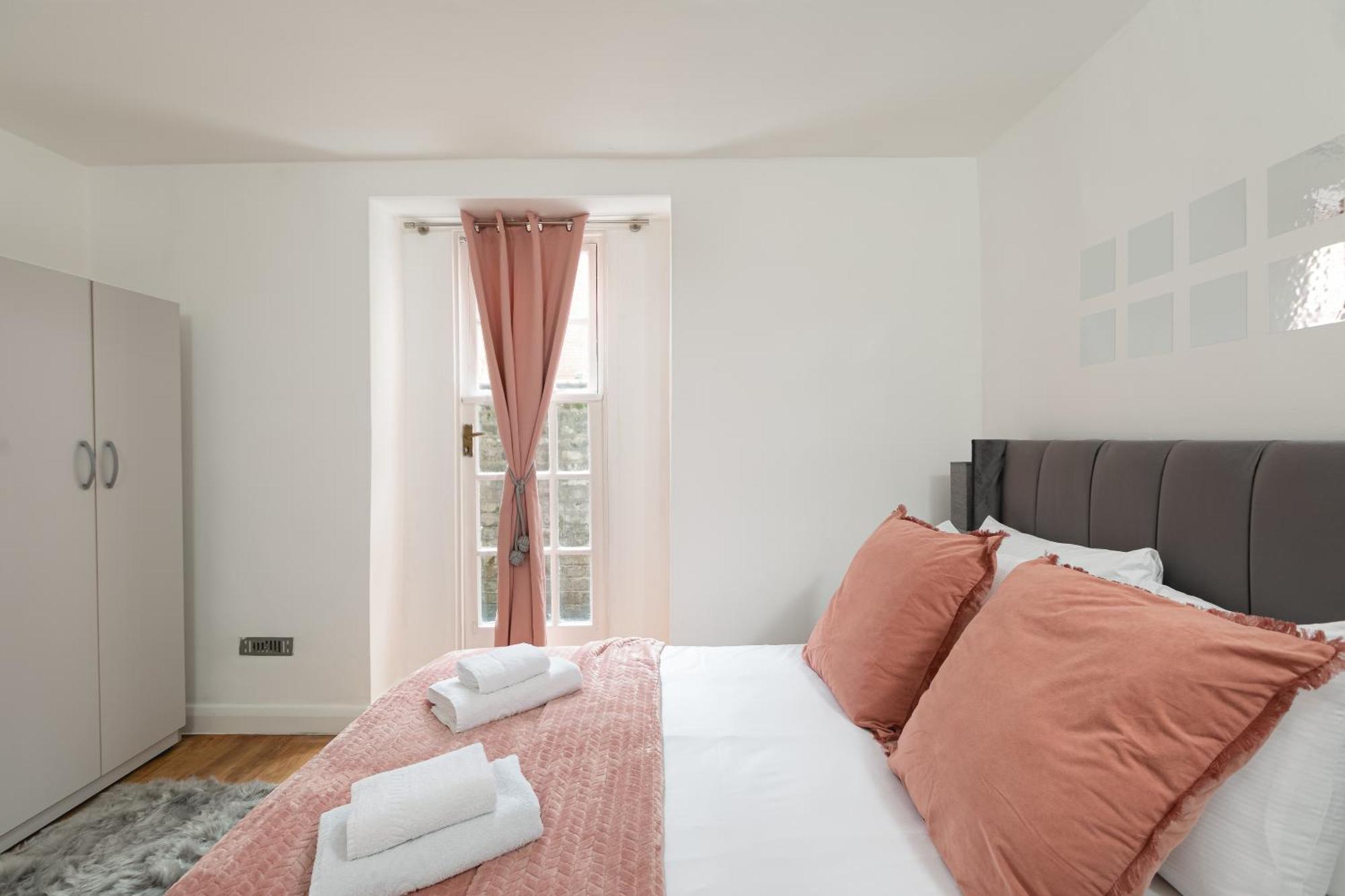 Spacious With Garden In