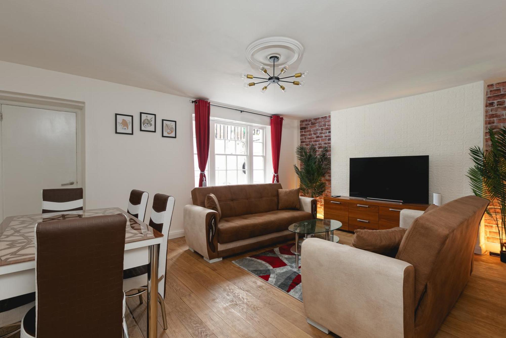 Spacious With Garden In Apartament